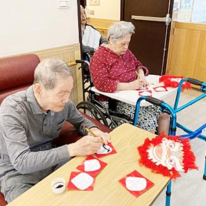  新年寫春聯做面具